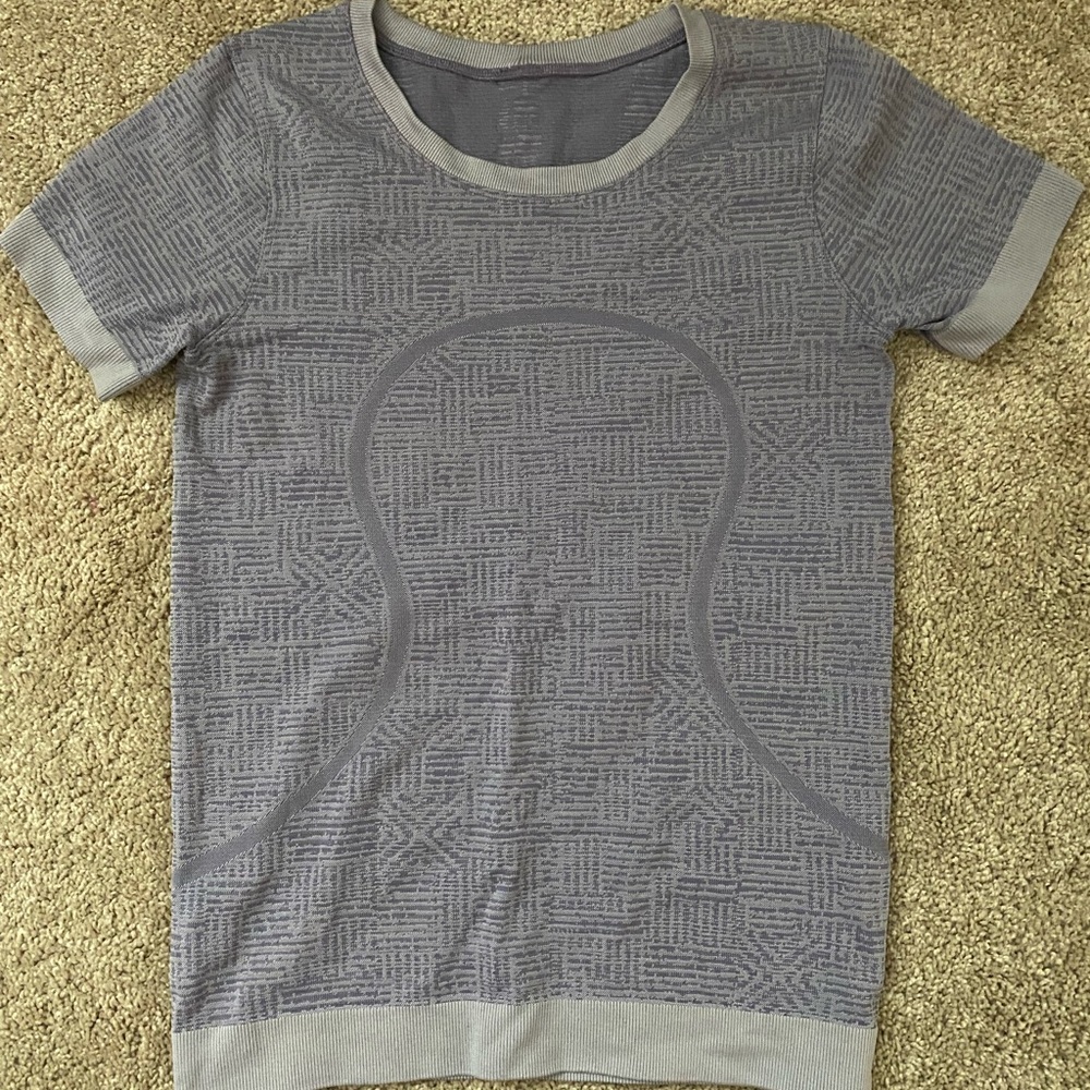 Lululemon t-shirt Size 6!